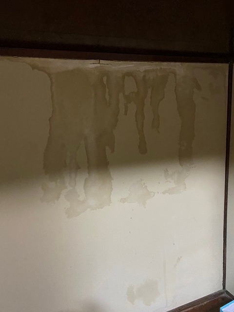 雨染みが発生した室内の壁